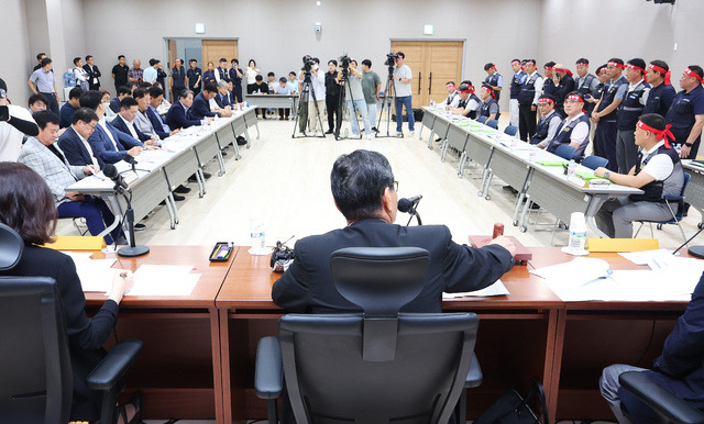 3일 오후 경기도 수원시 영통구 경기도지방노동위원회에서 경기도버스노동조합협의회와 경기도버스운송사업조합의 최종 조정회의가 열리고 있다. 양측은 4일 새벽까지 이어진 협상 끝에 교섭 타결에 성공했다. 연합뉴스