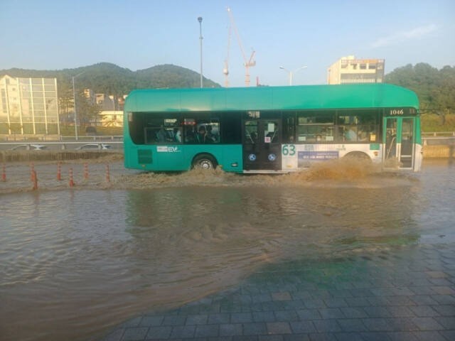 4일 오후 시흥시청 인근에서 상수도관이 파열되면서 일부 도로가 침수됐다. 경기소방재난본부 제공