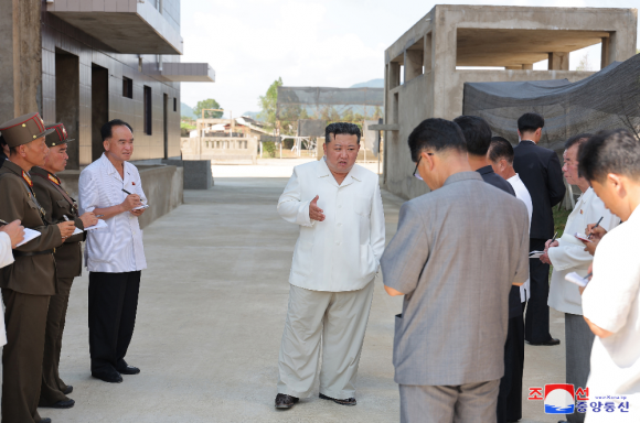 김정은 북한 국무위원장이 지난 24일과 25일 지방공업공장 건설장들을 시찰했다고 조선중앙통신이 26일 보도했다. [사진 = 조선중앙통신∙연합뉴스]