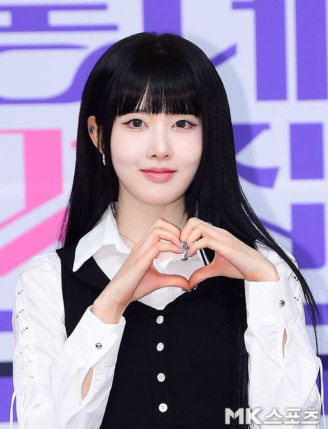 시은은 깔끔한 화이트 셔츠와 심플한 베스트 조합으로 세련된 분위기를 자아냈다.사진=MK스포츠DB