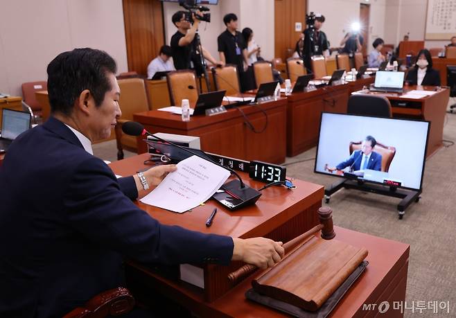 정청래 국회 법제사법위원장이 4일 오전 서울 여의도 국회에서 열린 법제사법위원회 전체회의에서 의사봉을 두드리고 있다. 2024.09.04. /사진=뉴시스