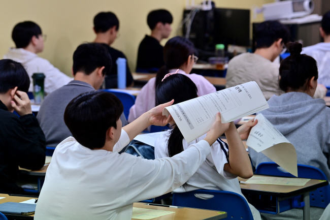 학원서 시험보는 ‘N수생들’ 2025학년도 대학수학능력시험 9월 모의평가가 시행된 4일 오전 서울 양천구 종로학원에서 수험생들이 1교시 시험에 앞서 시험지를 전달하고 있다. 문호남 기자