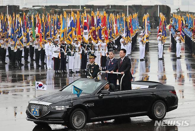 [성남=뉴시스] 전신 기자 = 윤석열 대통령이 26일 경기도 성남 서울공항에서 열린 건군 제75주년 국군의 날 기념식에서 사열하고 있다. (대통령실통신사진기자단) 2023.09.26. photo1006@newsis.com