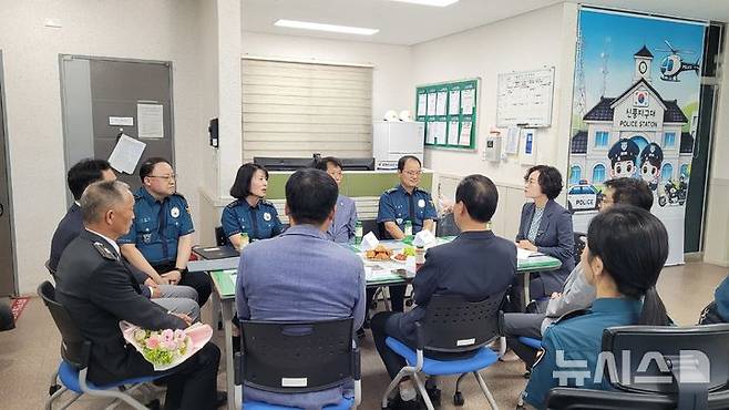 [김제=뉴시스] 전북특별자치도자치경찰위원회는 4일 추석 명절을 앞두고 김제 신풍지구대를 방문해 현장 경찰관과 치안협력단체 유공자들에게 표창을 수여하고 그들의 노고를 치하하는 자리를 가졌다. 2024.09.04 *재판매 및 DB 금지