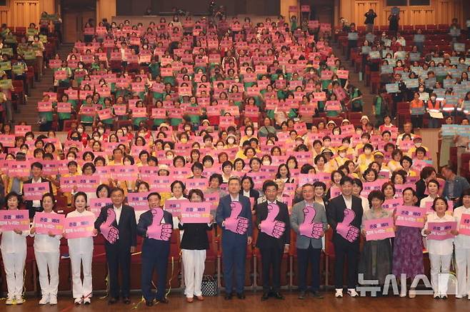 [포항=뉴시스] 송종욱 기자 = 4일 경북 포항문화예술회관 대강당에서 포항 여성들의 최대 문화 축제인 '제25회 세오녀 문화제'에 800명의 시민이 참석한 가운데 양성평등 퍼포먼스를 하고 있다. (사진=포항시 제공) 2024.09.04. photo@newsis.com