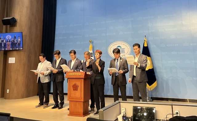 4일 국회 농림축산식품해양수산위원회 소속 더불어민주당 의원들이 농림수산분야 예산 증액을 촉구하는 기자회견을 열고 있다.