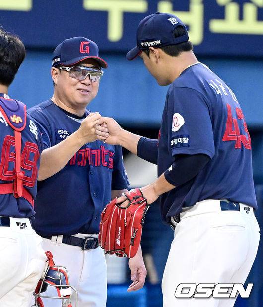 [OSEN=잠실, 최규한 기자] 프로야구 롯데 자이언츠가 두산 베어스에 승리, 4연승을 이어갔다. &nbsp;롯데는 1일 잠실구장에서 열린 2024 KBO리그 두산과&nbsp;경기에서 연장 12회 접전 끝에 4-3으로 승리했다. 연장 12회 2사 1,3루에서 정훈이 결승타를 때려냈다.&nbsp;이날 1군에 복귀한 나균안이 2이닝 1피안타 4탈삼진 무실점으로 구원승을 기록했다.&nbsp;롯데는 7위로 올라서며 5위 KT에 2.5경기 차이로 따라 붙었다. 승률에서 6위 한화에 뒤진 7위가 됐다.&nbsp;경기를 마치고 승리한 롯데 김태형 감독과 승리투수 나균안이 인사를 나누고 있다. 2024.09.01 / dreamer@osen.co.kr