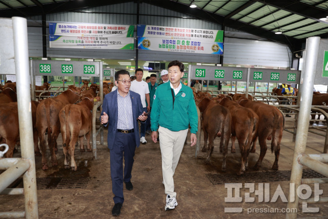 ▲3일 김철우 보성군수(오른쪽)가 이춘향 보성축협 조합장과 가축시장을 둘러보고 있다. ⓒ보성군