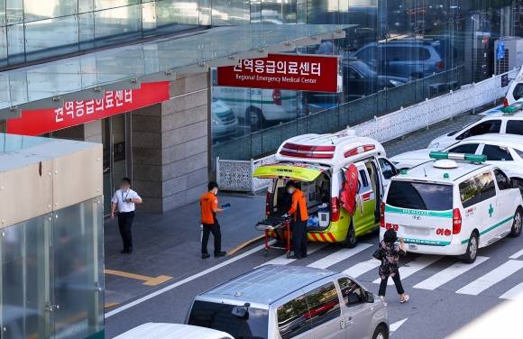 응급실 파행 현실로 - 의정갈등이 장기화하며 전국 곳곳에서 응급실 진료중단이 현실화하고 있는 가운데 3일 오전 서울 시내 한 대학병원 권역응급의료센터 앞에 구급차들이 대기하고 있다. 연합뉴스