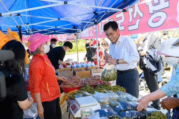 이기재(오른쪽) 서울 양천구청장이 지난해 열린 직거래 장터에서 야채를 사고 있다. 양천구 제공