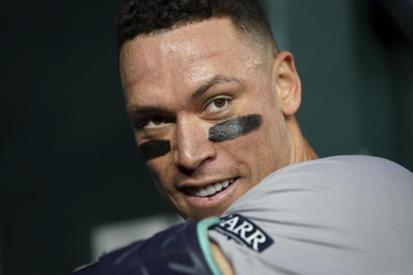 Yankees Rangers Baseball - New York Yankees‘ Aaron Judge puts on an elbow guard in the dugout before a baseball game against the Texas Rangers Tuesday, Sept. 3, 2024, in Arlington, Texas. (AP Photo/Jeffrey McWhorter)    <Copyright (c) Yonhap News Agency prohibits its content from being redistributed or reprinted without consent, and forbids the content from being learned and used by artificial intelligence systems.>