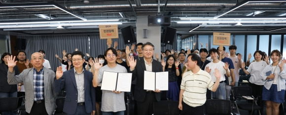 경기콘텐츠진흥원(원장 탁용석, 앞줄 왼쪽 두 번째)이 3일 ‘인권 정책 선포식’을 개최했다. (경콘진 제공)