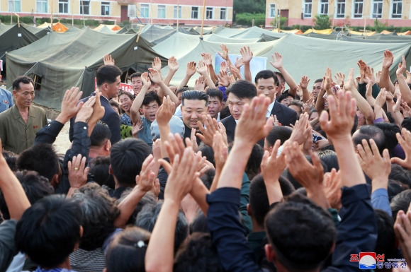 김정은 북한 국무위원장이 지난 8~9일 평안북도 의주군 수해지역을 찾아 폭염 속에 천막으로 만든 임시거처에서 지내는 이재민들을 위로했다고 조선중앙통신이 10일 전했다.2024.8.10 조선중앙통신 연합뉴스