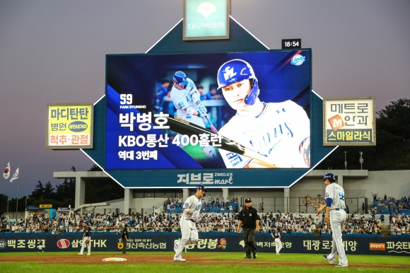 삼성 라이온즈 박병호가 4일 대구 삼성라이온즈파크에서 열린 2024 KBO리그 정규시즌 두산 베어스와의 홈 경기에 4번 지명타자로 선발 출전해 개인 통산 400번째 홈런을 친 뒤 그라운드를 돌고 있다. 삼성 라이온즈 제공