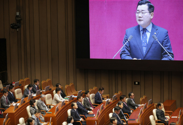 박찬대 더불어민주당 원내대표가 4일 국회에서 열린 본회의에서 교섭단체 대표 연설을 하고 있다. 연합뉴스