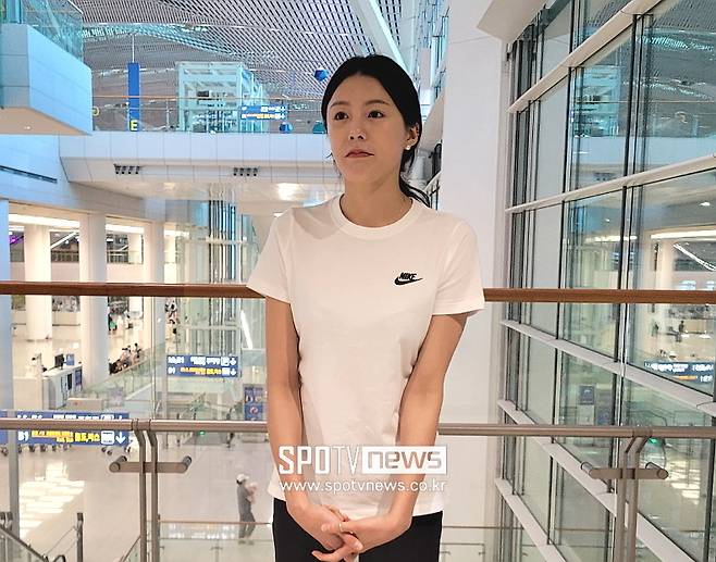 ▲ 이다영이 인천국제공항에서 취재진과 만나 인터뷰를 하고 있다. ⓒ윤욱재 기자