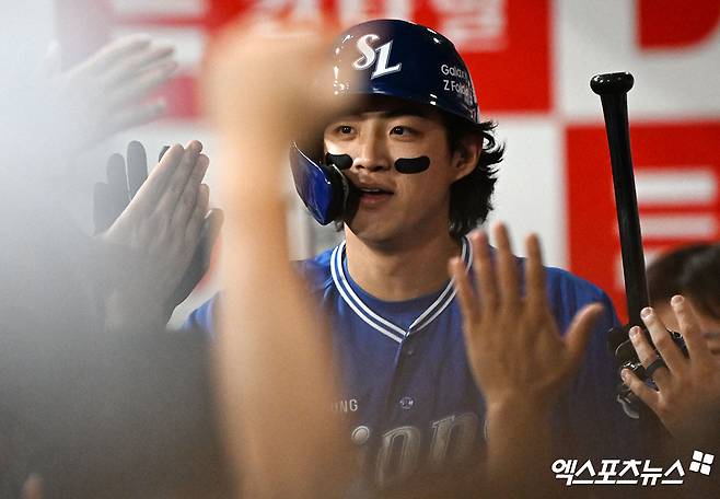 삼성 라이온즈 외야수 구자욱이 정규시즌 경기에서 득점 후 동료들과 하이파이브하고 있다. 엑스포츠뉴스 DB