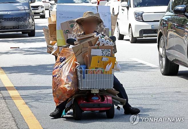 폐지 가득 실어 나르는 노인 (광주=연합뉴스) 김혜인 기자