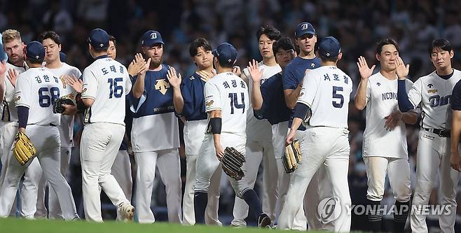 9위 NC 승리 (창원=연합뉴스) 김동민 기자 = 29일 경남 창원NC파크에서 열린 2024 KBO 리그 두산 베어스 대 NC 다이노스 경기 종료 후 두산에 10대 2로 승리한 NC 선수들이 기뻐하고 있다. 2024.8.29 image@yna.co.kr