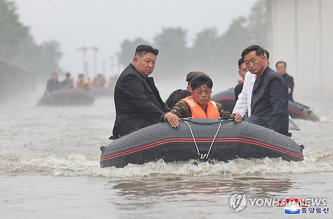 침수지역 돌아보는 북한 김정은 (평양 조선중앙통신=연합뉴스) 북한이 평안북도와 자강도를 비롯한 수해지역들 복구대책을 수립하기 위한 당 중앙위원회 제8기 제22차 정치국 비상확대회의가 김정은 국무위원장 주재로 지난 29일부터 30일까지 평안북도 신의주시에서 진행됐다고 조선중앙통신이 31일 보도했다. 김 위원장이 회의에 앞서 침수지역을 돌아보고 있다. 2024.7.31 
    [국내에서만 사용가능. 재배포 금지. For Use Only in the Republic of Korea. No Redistribution] nkphoto@yna.co.kr