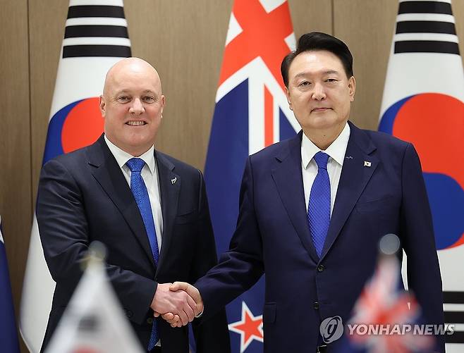 윤석열 대통령, 럭슨 뉴질랜드 총리와 정상회담 (서울=연합뉴스) 진성철 기자 = 윤석열 대통령이 4일 서울 용산 대통령실에서 열린 한·뉴질랜드 정상회담에서 크리스토퍼 럭슨 뉴질랜드 총리와 악수하며 기념촬영을 하고 있다. 2024.9.4 zjin@yna.co.kr