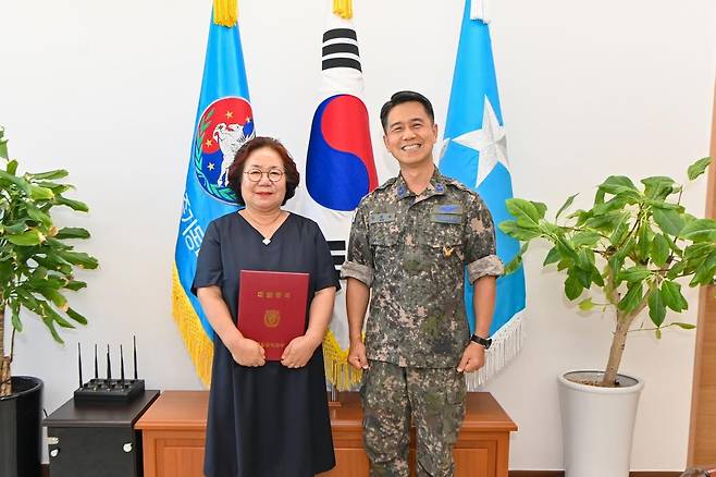 이양자씨에게 합참의장 감사장을 대리 수여하는 주성규 5비 비행단장 [공군 5비 제공. 재판매 및 DB 금지]