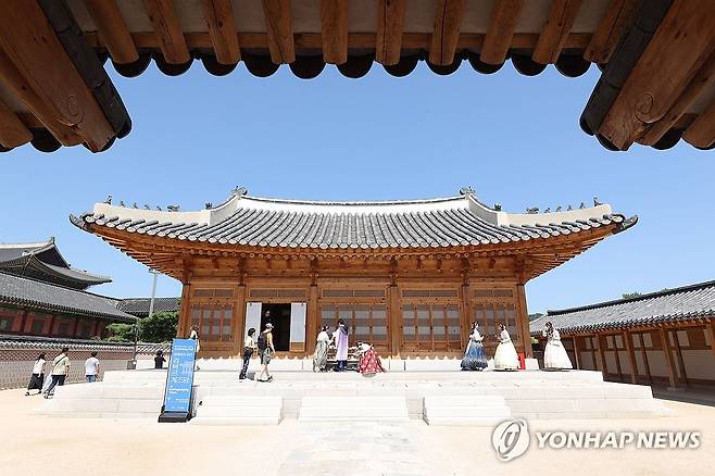 '왕세자의 공간, 경복궁 계조당' (서울=연합뉴스) 강민지 기자 = 4일 오후 서울 경복궁 계조당에서 '왕세자의 공간, 경복궁 계조당' 전시가 열리고 있다. 2024.9.4 mjkang@yna.co.kr