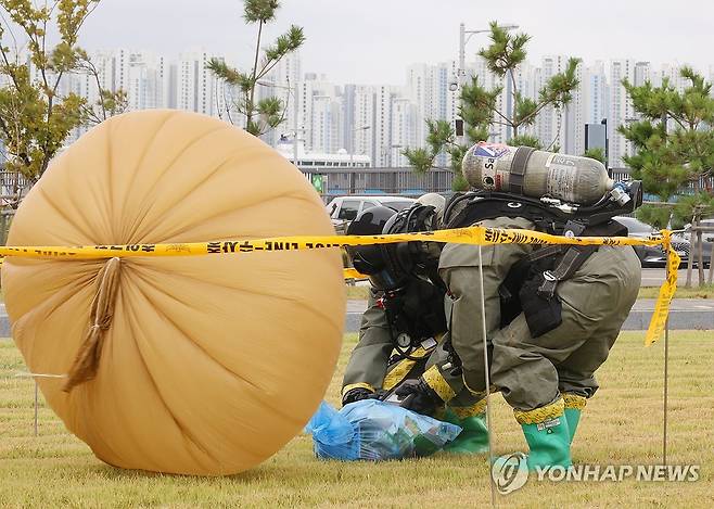 대남 쓰레기 풍선 대응 훈련 (인천=연합뉴스) 황정환 기자 = 21일 오후 인천항 국제크루즈터미널에서 실시한 국가중요시설 방호 훈련에서 육군 17사단, 10화생방대대, 1175 공병단 부대원들이 대남 쓰레기 풍선에 대응해 경계 작전을 펼치고 있다. 2024.8.21 hwan@yna.co.kr