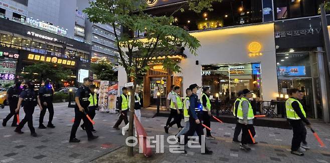 경찰이 양주시 옥정신도시 번화가를 순찰하고 있다.(사진=경기북부경찰청 제공)