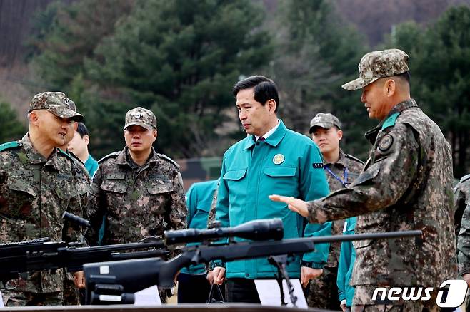 김선호 국방부 차관이 지난 3월 육군 75보병사단 동원훈련장을 방문, 신규 전력화 장비를 확인하고 있다. (국방부 제공) 2024.3.7/뉴스1