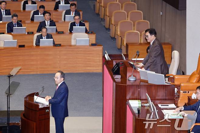 우원식 국회의장이 5일 오전 서울 여의도 국회 본회의장에서 추경호 원내대표 교섭단체 대표 연설 도중 여야 의원들의 고성 자제를 요구하고 있다. 2024.9.5/뉴스1 ⓒ News1 안은나 기자