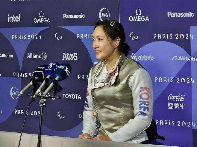 과거 영화 스타일리스트로 활동했던 조은혜가 2024 패럴림픽 펜싱 경기에서 4위에 오른 뒤 인터뷰를 하고 있다 (대한장애인체육회 제공)