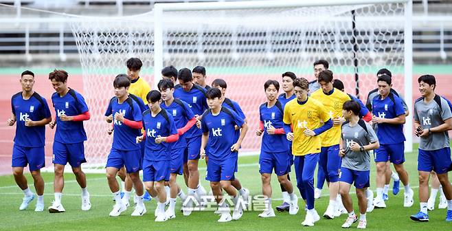 축구대표팀 선수들이 2일 고양종합운동장에서 훈련을 하고 있다. 축구대표팀은 5일 서울월드컵경기장에서 팔레스타인과 북중미월드컵 아시아 지역 3차 예선 1차전을 치른 뒤 10일 오만과 2차전을 소화한다.  2024. 9. 2. 고양 | 최승섭기자 thunder@sportsseoul.com