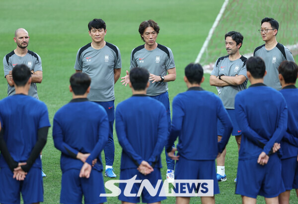 대한민국 축구 국가대표팀 홍명보 감독이 4일 서울 마포구 서울월드컵경기장에서 열린 훈련을 지도하고 있다. 대표팀은 오는 5일 서울월드컵경기장에서 팔레스타인과 2026 국제축구연맹(FIFA) 북중미 월드컵 아시아 3차 예선 B조 1차전을 치른다. 사진┃뉴시스