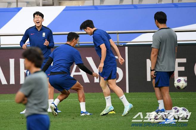 2026 FIFA 북중미 월드컵 아시아 지역 3차 예선 1차전 공식 훈련이 4일 서울월드컵경기장에서 열렸다. 손흥민이 정우영에게 볼을 뺏기자 아쉬워하고 있다. 상암=박재만 기자 pjm@sportschosun.com/2024.09.04/