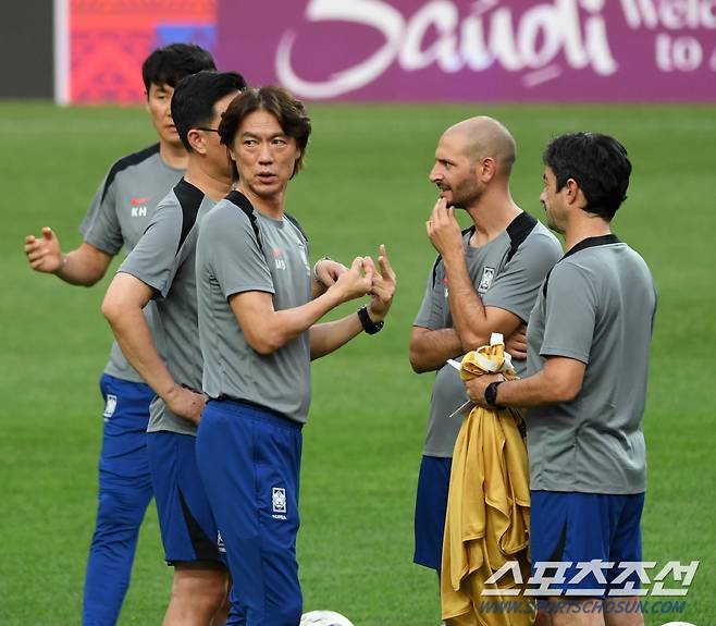 2026 FIFA 북중미 월드컵 아시아 지역 3차 예선 1차전 공식 훈련이 4일 서울월드컵경기장에서 열렸다. 홍명보 감독이 훈련을 준비하고 있다. 상암=박재만 기자 pjm@sportschosun.com/2024.09.04/