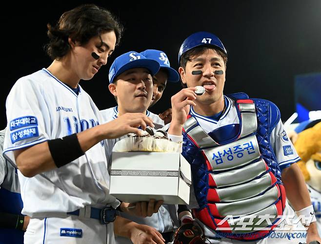 '나도 맛이 궁금해~' 케이크 맛이 궁금했던 강민호의 익살