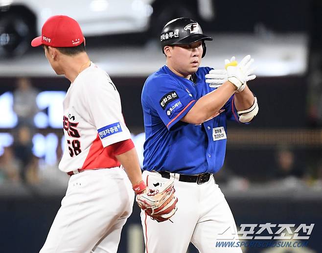 5일 광주 기아 챔피언스필드에서 열린 한화-KIA전. 4회초 2사 2루타를 친 안치홍이 기뻐하고 있다. 광주=정재근 기자 cjg@sportschosun.com/2024.9.5/