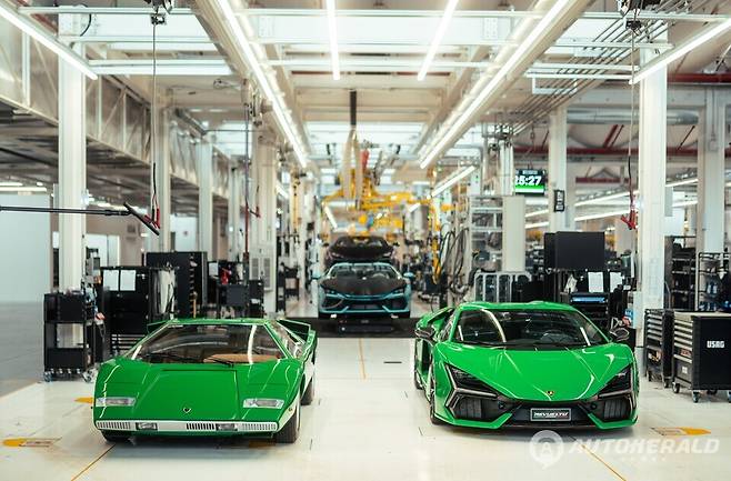 람보르기니 최초의 쿤타치&nbsp;LP 400(Countach LP 400)이 탄생한 생산 라인에서 현재 생산하고 있는 레부엘토가 함께 자리를 잡았다.