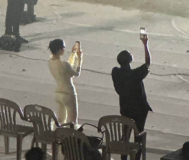 공연 중 사진 찍는 비앙카. /이혜운 기자