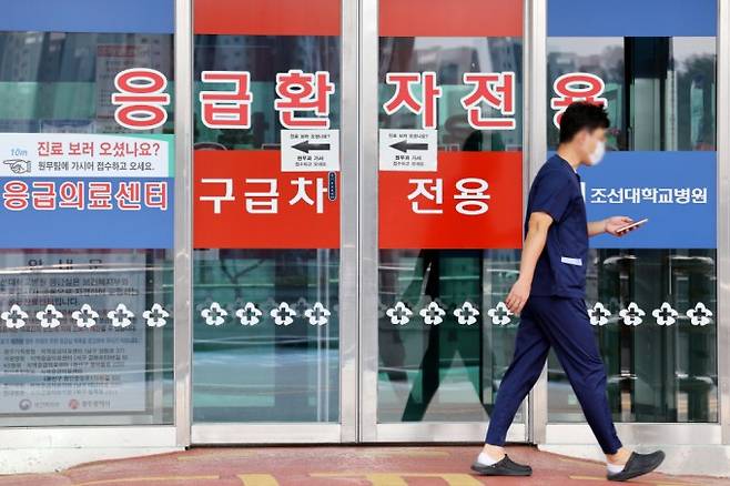 2일 오전 광주 동구 조선대병원 응급실 앞에서 한 의료진이 이동하고 있다. 연합뉴스 제공.