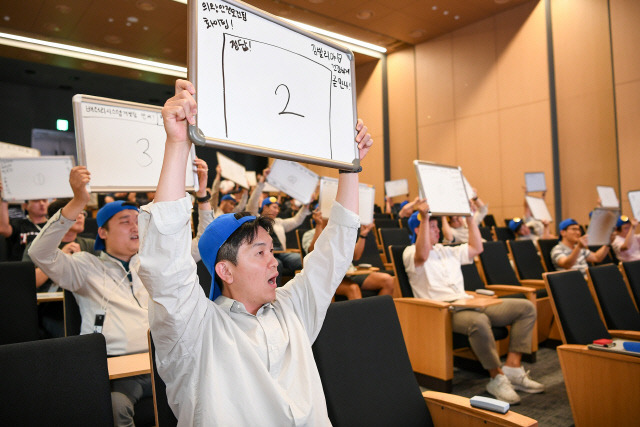 현대모비스 임직원들이 경기도 의왕연구소에서 열린 '도전! 아빠 육아 골든벨'에 참여에 육아 관련 퀴즈를 풀고 있는 모습. 현대모비스 제공