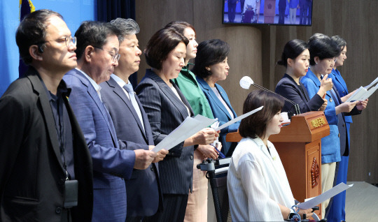 더불어민주당 국회 보건복지위원회 소속 의원들이 5일 오전 국회 소통관에서 정부의 연금개혁안과 관련해 기자회견을 하고 있다.<연합뉴스>