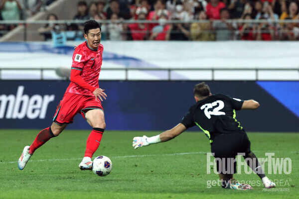 사진=게티이미지/홍명보호가 국제축구연맹(FIFA) 랭킹 96위 팔레스타인에 졸전 끝에 비겼다. 홍명보 감독이 이끄는 대한민국 축구 국가대표팀은 5일 오후 8시 서울월드컵경기장에서 열린 2026 FIFA 북중미 월드컵 아시아 지역 3차 예선 B조 1차전에서 팔레스타인에 0-0으로 비겼다. 1차전에서 승리하지 못한 대표팀은 10일 오만 원정을 떠나 첫 승을 노린다.