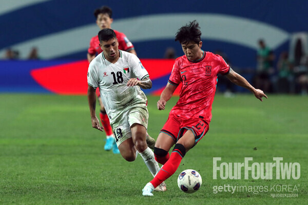 사진=게티이미지/홍명보호가 국제축구연맹(FIFA) 랭킹 96위 팔레스타인에 졸전 끝에 비겼다. 홍명보 감독이 이끄는 대한민국 축구 국가대표팀은 5일 오후 8시 서울월드컵경기장에서 열린 2026 FIFA 북중미 월드컵 아시아 지역 3차 예선 B조 1차전에서 팔레스타인에 0-0으로 비겼다. 1차전에서 승리하지 못한 대표팀은 10일 오만 원정을 떠나 첫 승을 노린다.