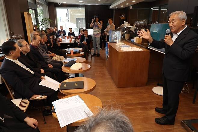 이재오 민주화운동기념사업회 이사장이 지난 6월7일 서울 중구 장충동 소재 분도빌딩 옛 민통련 자리에서 열린 제막식에서 인사말을 하고 있다. 강창광 선임기자 chang@hani.co.kr