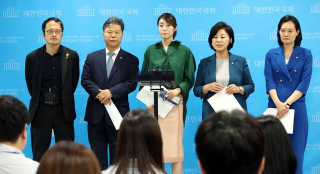 국회 보건복지위원회 소속 더불어민주당 의원들이 5일 오전 국회 소통관에서 정부가 발표한 연금개혁안 관련 기자회견을 마친 뒤 기자들의 질문에 답하고 있다. 김경호 선임기자 jijae@hani.co.kr