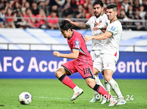 이강인이 5일 오후 서울월드컵경기장에서 열린 대한민국과 팔레스타인과 2026 FIFA 북중미 월드컵 아시아 지역 3차 예선 1차전에서 드리블을 하고 있다. [사진=곽영래 기자]