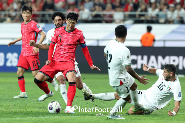 [사진=게티이미지] 홍명보 감독이 이끄는 대한민국 축구 국가대표팀(FIFA 랭킹 23위)은 5일 오후 8시 서울월드컵경기장에서 열린 2026 국제축구연맹(FIFA) 북중미 월드컵(미국-캐나다-멕시코) 아시아 지역 3차 예선 1차전에서 팔레스타인(FIFA 랭킹 96위)과 0-0으로 비겼다. 이날 경기장엔 59,576명이 찾았다.