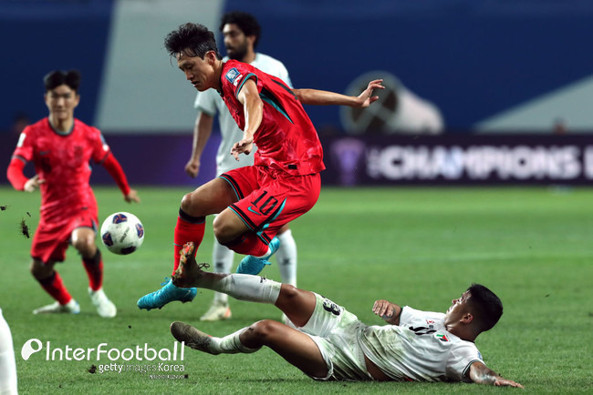 [사진=게티이미지] 홍명보 감독이 이끄는 대한민국 축구 국가대표팀(FIFA 랭킹 23위)은 5일 오후 8시 서울월드컵경기장에서 열린 2026 국제축구연맹(FIFA) 북중미 월드컵(미국-캐나다-멕시코) 아시아 지역 3차 예선 1차전에서 팔레스타인(FIFA 랭킹 96위)과 0-0으로 비겼다. 이날 경기장엔 59,576명이 찾았다.